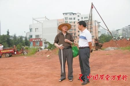 郭汝中(左)與環(huán)保部門(mén)負(fù)責(zé)人交流。