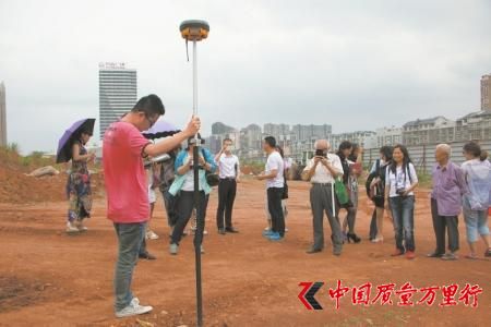 5月6日,在市民代表和媒體見(jiàn)證下,監(jiān)測(cè)人員利用GPS定位當(dāng)年電容器的存儲(chǔ)地點(diǎn)。
