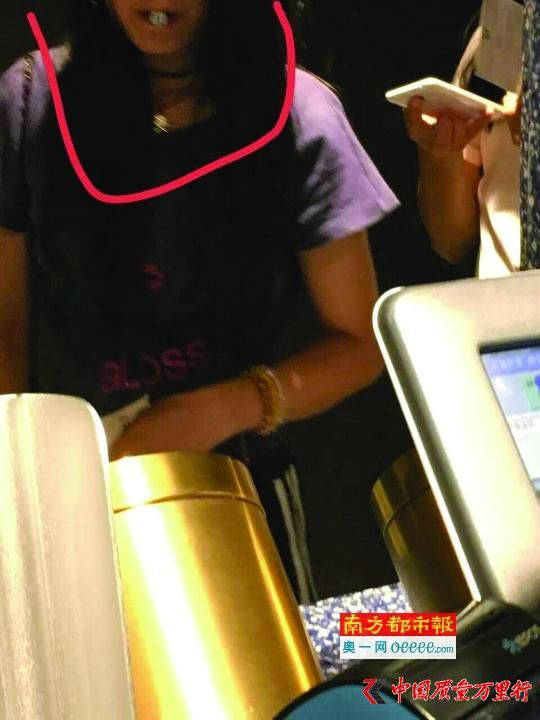 一名“托兒”在排隊時因直接將骰子含在嘴里示意,被投訴并取消當天全部工資。