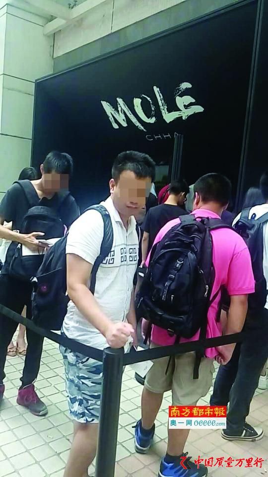 南都記者暗訪當天發現排隊效果明顯,不管下多大的雨,這條隊伍都維持在50號人以上。