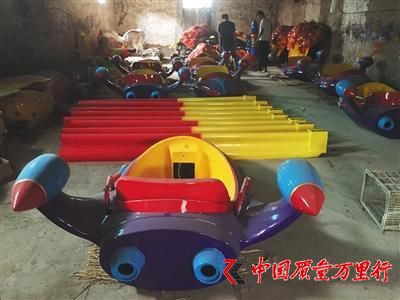 8月14日,河南省滎陽市洼子村,一家游樂設備廠內放著翻新完畢的“自控飛機”。