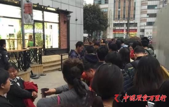 喜茶上海美羅城店,隊伍曾一度排到店外,大批黃牛混跡其中