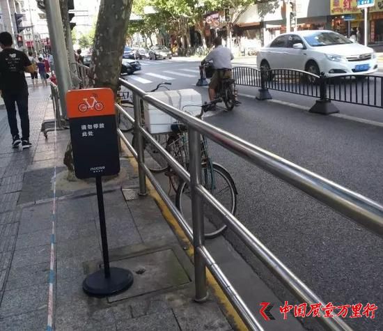 來福士店門外囤放喜茶的泡沫箱