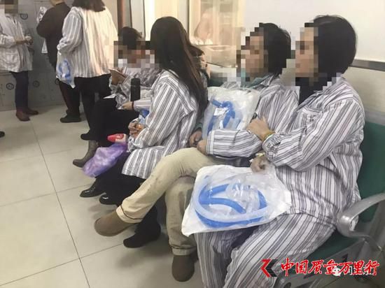 部分傷者正在等待接受高壓氧艙治療/記者現(xiàn)場(chǎng)拍攝