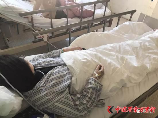 正在右安門醫(yī)院綜合內(nèi)科接受治療的孫女士/記者現(xiàn)場(chǎng)拍攝