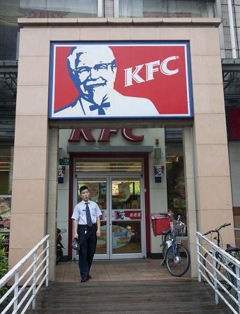 浦東靈山路的吉阿婆麻辣燙店對(duì)面有家肯德基。早報(bào)記者 張棟 圖 浦東靈山路的吉阿婆麻辣燙店對(duì)面有家肯德基。早報(bào)記者 張棟 圖
