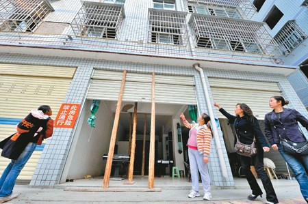 商品房靠木棒支撐被稱樓脆脆續(xù):調(diào)查結(jié)果公布