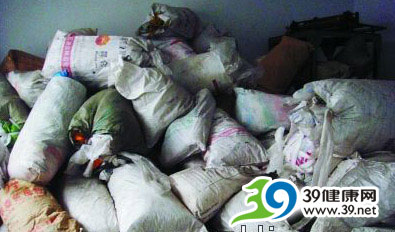 不法塑料回收企業垃圾制成醫療用品(圖)