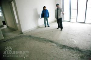家中樓板出現(xiàn)4米長(zhǎng)裂縫施工方用膠水粘上(圖)