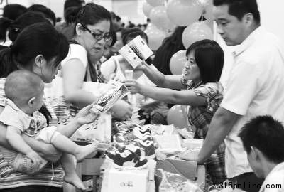 2010年9月12日,為期兩天的2010時(shí)尚育兒嘉年華北京站在國貿(mào)閉幕。圖為許多家長購買嬰兒用品。吳長青攝(資料圖片) 2010年9月12日,為期兩天的2010時(shí)尚育兒嘉年華北京站在國貿(mào)閉幕。圖為許多家長購買嬰兒用品。吳長青攝(資料圖片)