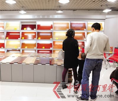 去賣場購買木地板時,一定要看產(chǎn)品檢測報告,根據(jù)國家標準,甲醛釋放量達到E1級別,即可選購