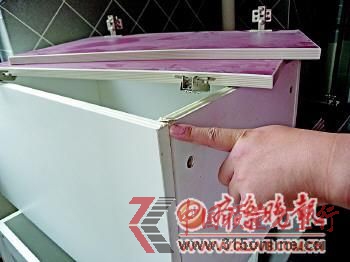 家具多處出現封邊崩起的情況 記者王倩攝