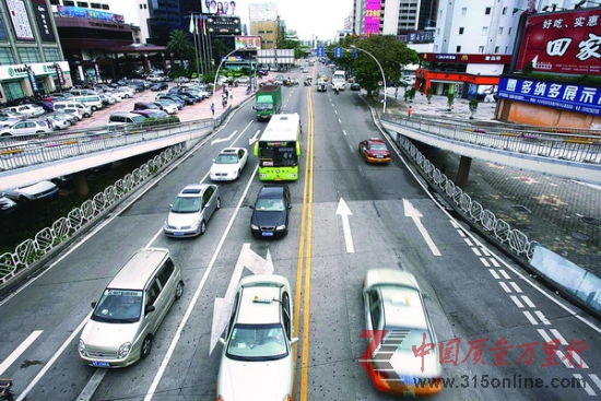 當6月30日晚廣州市政府宣布將于7月1日起對全市中小客車試行總量適度調控管理后,具體細則將會如何就成為了社會關注的焦點。資料圖片。