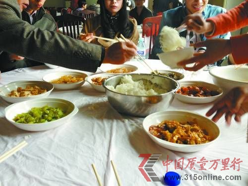八菜一湯的團餐 阮霽陽攝