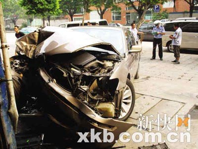 寶馬車失控撞擊汽修店疑剎車失靈所致