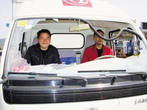 東風(fēng)小霸王新貨車行駛中玻璃離奇破裂