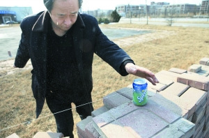 昨日,天津濱海新區的中國包裝科研檢測中心大院內,去年北京首例“雪碧”汞中毒事件當事人馬賽的家人用縫衣針在雪碧外壁上扎出一個針眼,高壓下細小的“水流”噴射出近2米遠。他以此證明被檢雪碧罐沒有“針眼”。當日,西城警方、馬賽家屬、可口可樂及聽裝罐供應商在此對當事雪碧罐進行檢測。去年11月7日,馬賽在西單大悅城某餐飲店用吸管喝聽裝雪碧時,口吐大量汞珠,被確診為急性汞中毒。本報記者 王嘉寧 攝 昨日,天津濱海新區的中國包裝科研檢測中心大院內,去年北京首例“雪碧”汞中毒事件當事人馬賽的家人用縫衣針在雪碧外壁上扎出一個針眼,高壓下細小的“水流”噴射出近2米遠。他以此證明被檢雪碧罐沒有“針眼”。當日,西城警方、馬賽家屬、可口可樂及聽裝罐供應商在此對當事雪碧罐進行檢測。去年11月7日,馬賽在西單大悅城某餐飲店用吸管喝聽裝雪碧時,口吐大量汞珠,被確診為急性汞中毒。本報記者 王嘉寧 攝