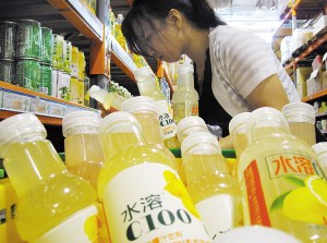 買水溶C100飲料送LV錢夾華麗促銷遭質疑