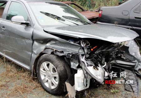 朗逸在高速公路發(fā)生車禍,車頭嚴(yán)重受損,車中人員一死一傷,但安全氣囊未爆出。(來(lái)源:紅網(wǎng))