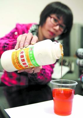 打開(kāi)一瓶“火鍋飄香劑”后,可以聞到一股濃烈的香味。賀文兵 攝
