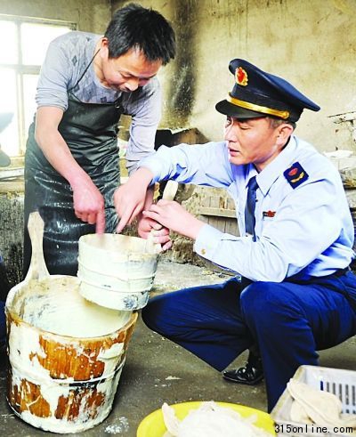 今年5月19日,連云港端掉生產(chǎn)豆腐的兩個(gè)黑窩點(diǎn)。這兩家豆腐作坊用無(wú)商標(biāo)的石膏、泡敵(一種添加劑)原料制作豆腐。隨后記者了解到,做豆腐使用“泡敵”等添加劑一方面是為了減少損耗,增加產(chǎn)量,另一方面就是起增白豆腐的作用。