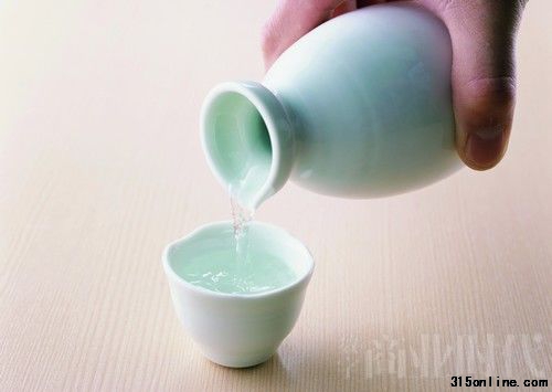 濃厚的文化背景和底蘊(yùn),這恰恰也是中國(guó)白酒所欠缺的,由“貴”入“奢”,是中國(guó)白酒面臨的下一個(gè)挑戰(zhàn),而如何完成這一跨越,更是需要多方因素的全面考量。 濃厚的文化背景和底蘊(yùn),這恰恰也是中國(guó)白酒所欠缺的,由“貴”入“奢”,是中國(guó)白酒面臨的下一個(gè)挑戰(zhàn),而如何完成這一跨越,更是需要多方因素的全面考量。