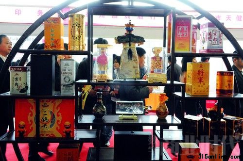 對(duì)高端白酒的追捧不再局限于禮品市場(chǎng),一次次的高價(jià)拍賣讓名優(yōu)老白酒躋身于收藏品之列。 對(duì)高端白酒的追捧不再局限于禮品市場(chǎng),一次次的高價(jià)拍賣讓名優(yōu)老白酒躋身于收藏品之列。
