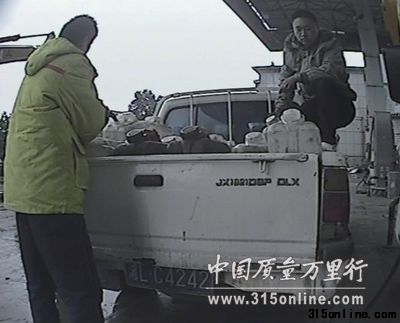 中石油員工在往23個塑料大桶內(nèi)加油。 中石油員工在往23個塑料大桶內(nèi)加油。