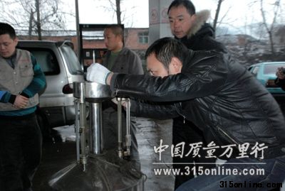 計量所工作人員現(xiàn)場測量。 計量所工作人員現(xiàn)場測量。