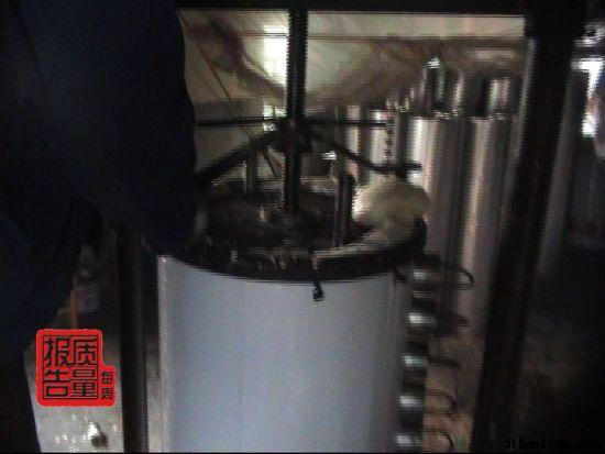 記者暗訪太陽能熱水器作坊工人向保溫層加廢料