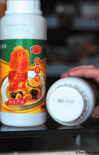 這批2010年12月31日出廠的調(diào)味品,生產(chǎn)日期標注為2011年2月25日。 京華時報記者王苡萱攝