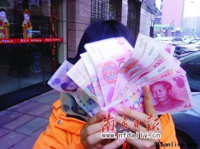經順德消費者協會調解,買到過期食品的馮小姐拿到了1130元賠償金。(陳芷伊 攝) 經順德消費者協會調解,買到過期食品的馮小姐拿到了1130元賠償金。(陳芷伊 攝)