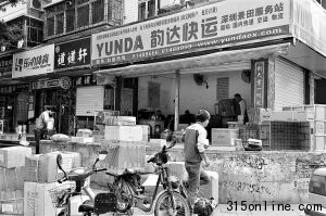 快遞公司門前擺滿了貨物。本版圖片由深圳晚報見習(xí)記者 張新燕攝