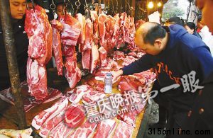 執法人員收繳了白色粉末 執法人員收繳了白色粉末