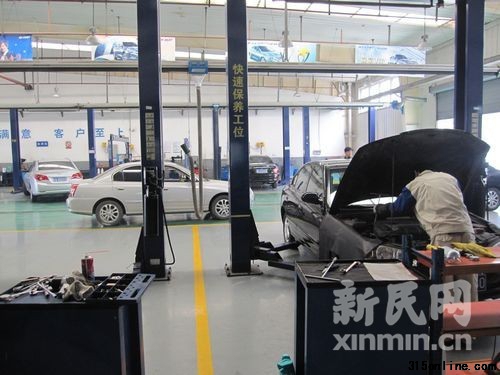 檢測(cè)點(diǎn)內(nèi)停滿(mǎn)了前來(lái)檢測(cè)的車(chē)輛。新民網(wǎng)實(shí)習(xí)生曹彥娜 浦建路回傳 檢測(cè)點(diǎn)內(nèi)停滿(mǎn)了前來(lái)檢測(cè)的車(chē)輛。新民網(wǎng)實(shí)習(xí)生曹彥娜 浦建路回傳