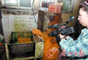 盛祿公司的部分生產(chǎn)器具污穢不堪。新華社發(fā)