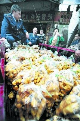 工商執法人員在現場收繳“毒生姜”。新華社發