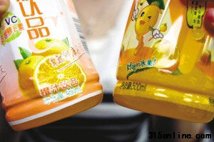 新老版康師傅橙汁飲品瓶底的凈含量標識顯示,新包裝(左)比老包裝少了50毫升。