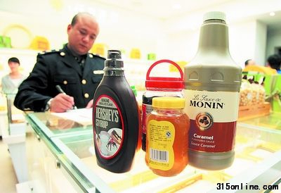 工商執法人員查獲店內添加劑,除一瓶蜂蜜有QS認證外,其余三個品種的添加劑均無QS認證。邱曉峰 攝 工商執法人員查獲店內添加劑,除一瓶蜂蜜有QS認證外,其余三個品種的添加劑均無QS認證。邱曉峰 攝