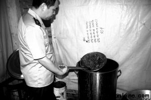 桌子上堆放著橙紅色素、日本肉香王香料、辣椒精等多種食品添加劑。來源:番禺日報