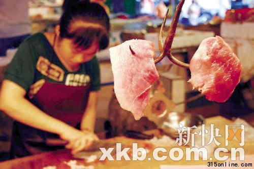 ■豬肉價(jià)格越來(lái)越高,是很多市民頭痛的問(wèn)題。蔡惠中/攝(資料圖) ■豬肉價(jià)格越來(lái)越高,是很多市民頭痛的問(wèn)題。蔡惠中/攝(資料圖)