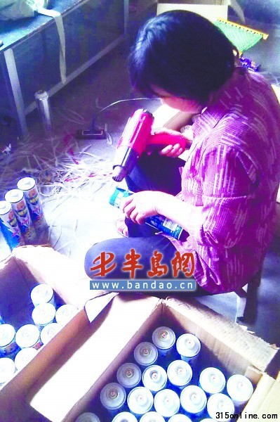 加工點(diǎn)內(nèi)工人正在給超威殺蟲(chóng)劑重新包裝噴碼 加工點(diǎn)內(nèi)工人正在給超威殺蟲(chóng)劑重新包裝噴碼