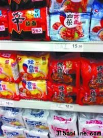 在沈陽某超市里,農(nóng)心產(chǎn)品照常在銷售,但是唯獨(dú)不見“辛拉面特辣香菇味”的身影。 記者 孫哲 攝 在沈陽某超市里,農(nóng)心產(chǎn)品照常在銷售,但是唯獨(dú)不見“辛拉面特辣香菇味”的身影。 記者 孫哲 攝
