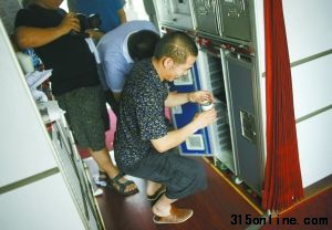 昨日,湖南長沙黃花機場,長沙飛往北京的海航HU7136航班上,一乘客找到啤酒。攝影記者 趙亢,轉自新京報。