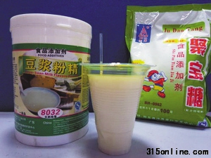 豆漿粉精、聚寶糖加水兌出一杯香甜的“豆漿”。 豆漿粉精、聚寶糖加水兌出一杯香甜的“豆漿”。