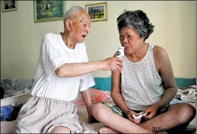 八旬老人20個(gè)月來(lái)全身心照料喚醒昏迷妻子(圖)