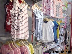 南方暴雨對(duì)省城夏裝進(jìn)貨影響不大 記者唐娜攝