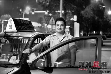 學生深夜被毒蛇咬傷的士接連超車尋找血清(圖)