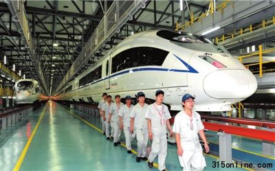 近日,中國北車唐車公司駐上海動(dòng)車所售后服務(wù)站工作人員準(zhǔn)備檢查入庫車輛。新華社發(fā)
