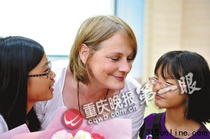 美國單身女教師身患重病19年收養兩名中國棄嬰